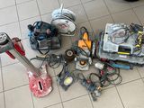 un grand nombre d'outils posés sur le sol