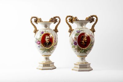 deux vases sur lesquels figurent les portraits d'un homme et d'une femme