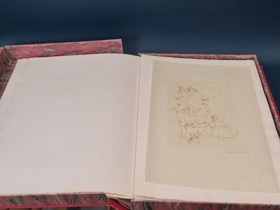 un livre ouvert posé sur une table sur laquelle figure un dessin