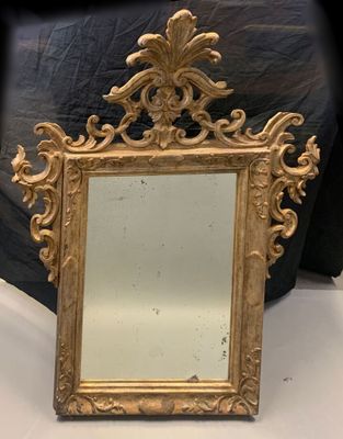 Miroir en bois sculpté et argenté de style vénitien à fronto…