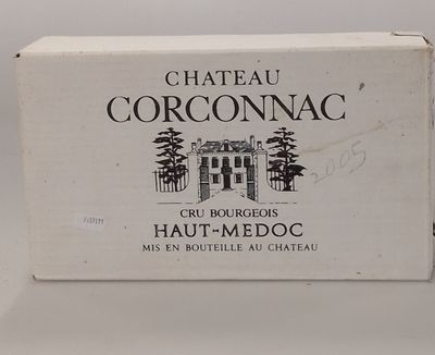 une boîte de vin posée sur une table