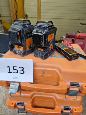 trois téléphones portables posés sur un étui orange