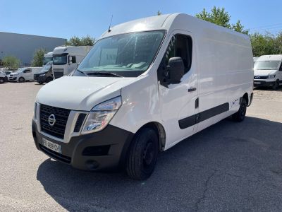 la camionnette blanche est garée dans un parking avec d'autres véhicules