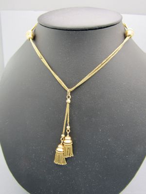 gros plan d'un collier sur un mannequin mannequin