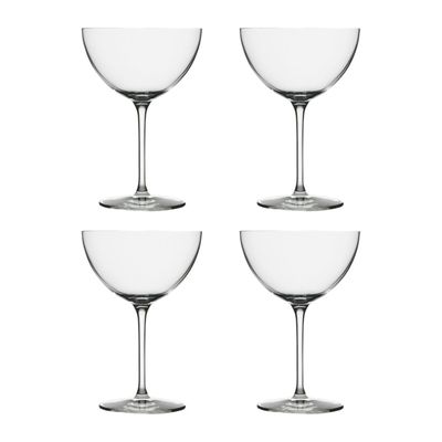 quatre verres à vin vides empilés les uns sur les autres sur une surface blanche