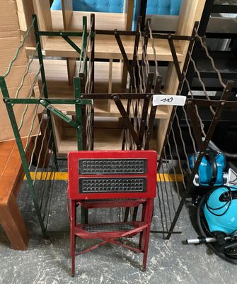 une chaise rouge posée à côté d'une pile de livres
