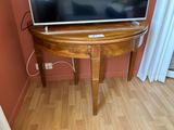 une télévision à écran plat posée sur une table en bois