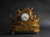 une horloge en or posée sur une table