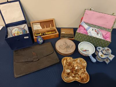 Ensemble cpt : pochette en lézard, dinette en porcelaine dor…