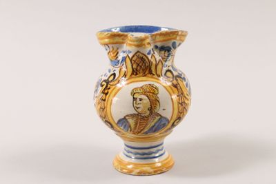 un vase bleu et blanc avec la photo d'une femme dessus