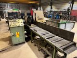 une machine qui se trouve à l'intérieur d'un bâtiment