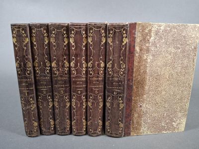 une pile de cinq livres posés les uns sur les autres sur une table