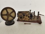 une petite machine posée sur une table