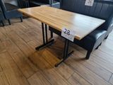 une table sur laquelle est posée une étiquette de prix dans un restaurant