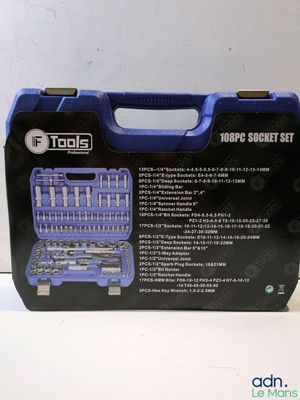 une boîte d'outils posée sur une table