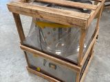 une palette sur laquelle est posé un conteneur métallique, dans un entrepôt