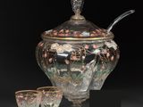 une image représentant un vase en verre avec une cuillère et deux verres