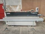 une machine posée sur une table dans une pièce