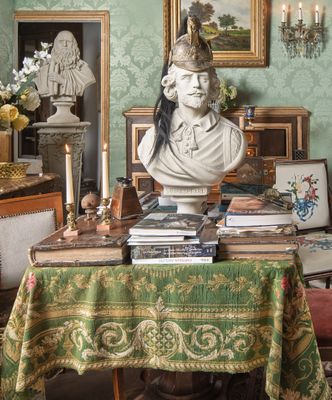 un buste d'homme posé sur une table dans une pièce