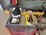 un établi avec des outils dans un garage