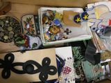 une boîte remplie d'objets assortis sur une table