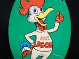 un panneau ovale vert sur lequel figure l'image d'un coq