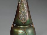 un vase vert posé sur une table