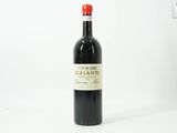 une bouteille de vin posée sur une table