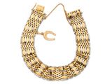 un gros plan sur un bracelet en or muni d'un fermoir en or