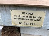 a sign on a bench that says hekipia