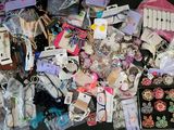 une pile d'objets assortis sur une table