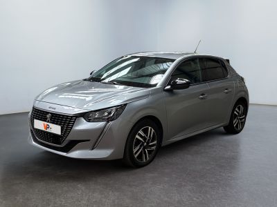 La voiture argentée est garée dans une pièce blanche au sol noir