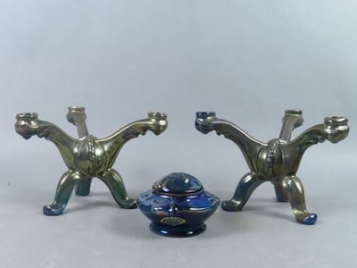 deux figurines assises l'une à côté de l'autre