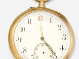 gros plan d'une montre de poche en or sur fond blanc