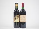 deux bouteilles de vin posées l'une à côté de l'autre sur une surface blanche