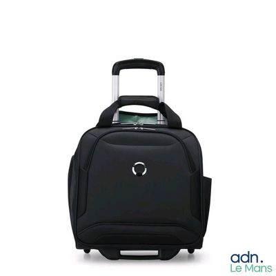 un sac à roulettes noir sur lequel est posée une tablette