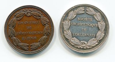 deux pièces d'argent et de bronze portant les noms de différents pays