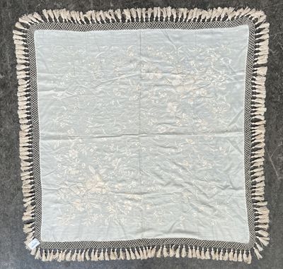 une image représentant une nappe blanche ornée de franges