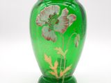 un vase vert orné d'un motif floral