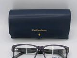 Les lunettes se trouvent à côté de l'étui, sur la table.