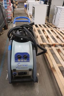 une machine posée sur une palette dans un entrepôt