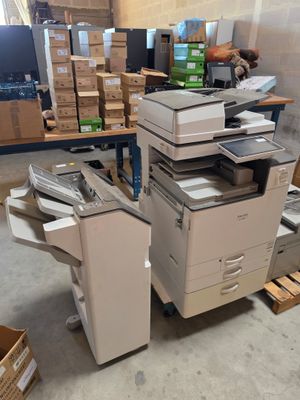 un gros tas de matériel de bureau entassé dans une pièce