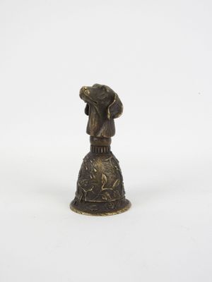 figurine en bronze représentant un homme coiffé d'un chapeau