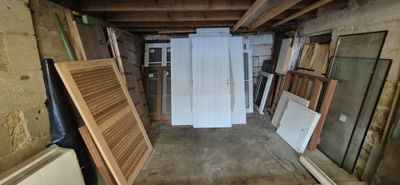 une pièce qui comporte de nombreux types de portes différents