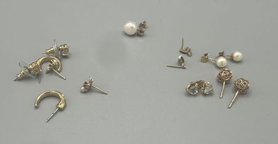 de nombreux types de boucles d'oreilles sur la table