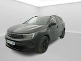 une voiture grise dans une pièce blanche avec une lampe au plafond
