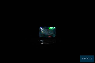 une image représentant un téléviseur dans l'obscurité, avec une lumière verte