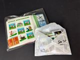 un sachet de timbres et un livre posés sur une table