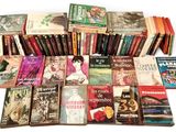 un grand nombre de livres posés sur une table