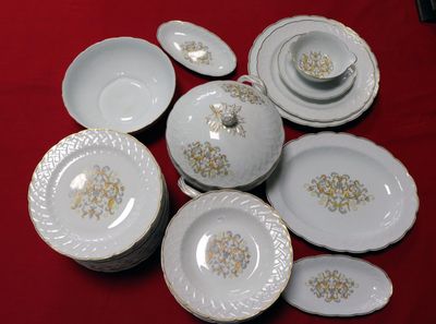 L. BERNARDAUD & Co à LIMOGES, Service de table en porcelaine…